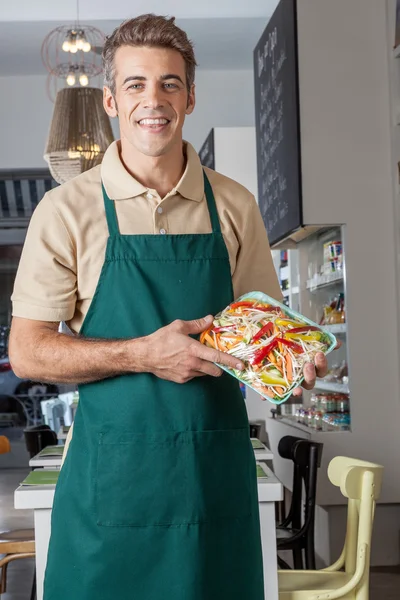 Mann arbeitet als Verkäufer — Stockfoto