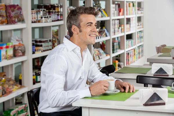 Mann trinkt einen Kaffee — Stockfoto