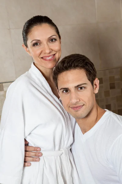 Couple in a bathroom — Stock Photo, Image