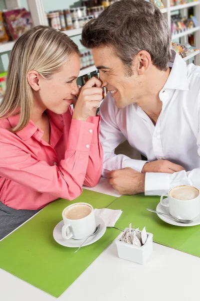 Couple enjoying a coffee together — Stock Photo, Image