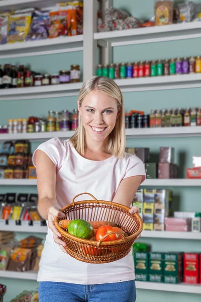 Frau kauft Gemüse ein — Stockfoto