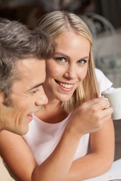 Pareja enamorada bebiendo café —  Fotos de Stock