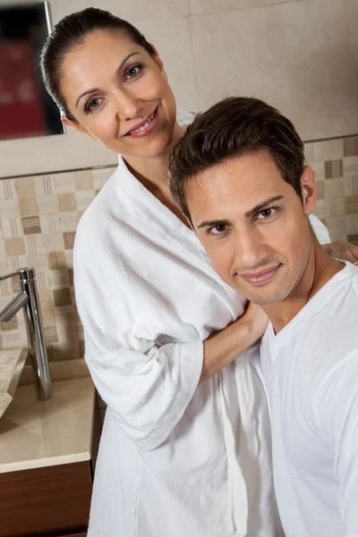 Pareja enamorada en el baño —  Fotos de Stock