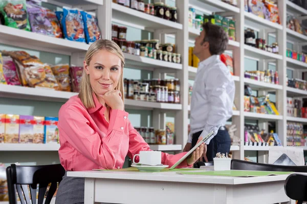 Frau trinkt einen Kaffee — Stockfoto