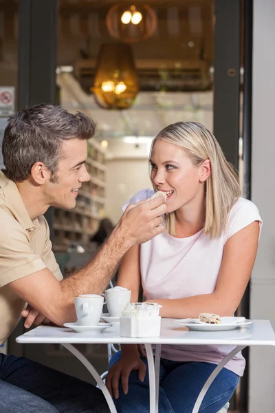 Par förälskade dricka kaffe — Stockfoto