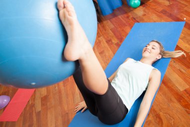 kadın bir top ile germe