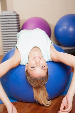 kadın bir top ile germe