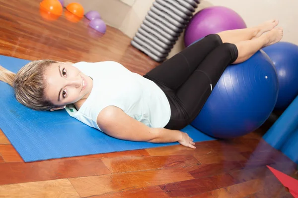 Vrouw met een bal rekken — Stockfoto