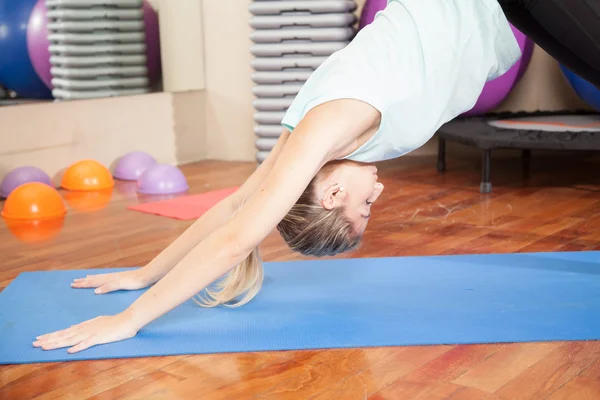 Woman making yoga — Stock Photo, Image