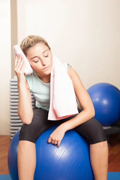 Mujer descansando después del yoga —  Fotos de Stock