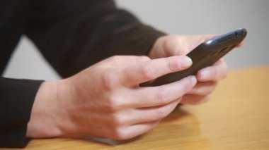 işkadını tipik haber üstünde hareket eden telefon