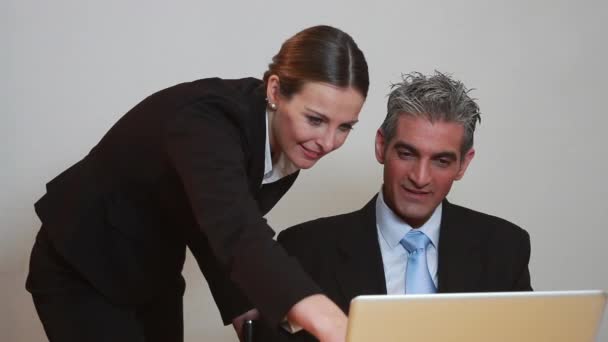 Geschäftsfrau und Geschäftsmann arbeiten im Büro am Laptop — Stockvideo