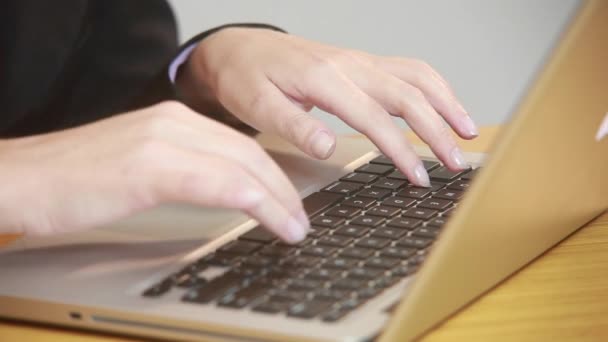 Businesswoman working on laptop computer — Stock Video