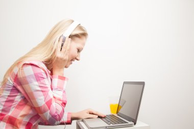 Müzik ve bilgisayarı kullanan kadın