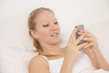 Kadın telefonla yazma