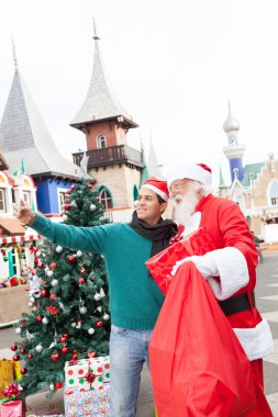 Noel Baba ile bir selfie alarak adam