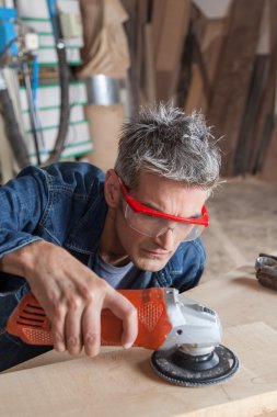 Marangoz zımpara ile çalışma