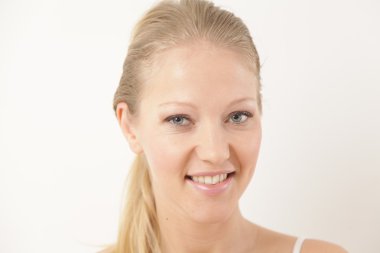 güzel bir kadın kameraya bakıyor