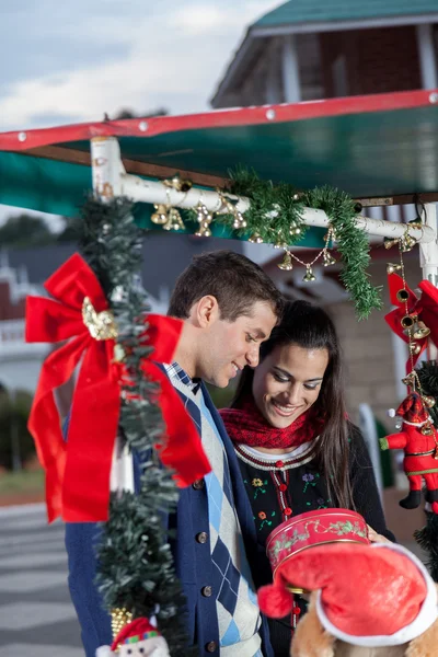 Paar zu Weihnachten — Stockfoto