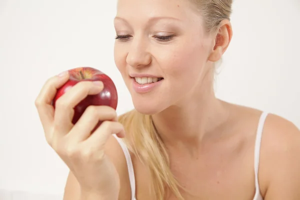 Mujer comiendo una manzana —  Fotos de Stock