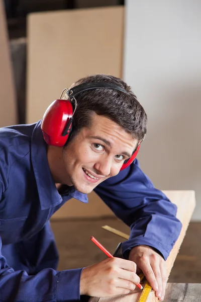 Guy measuring in his workshop — Stock Photo, Image