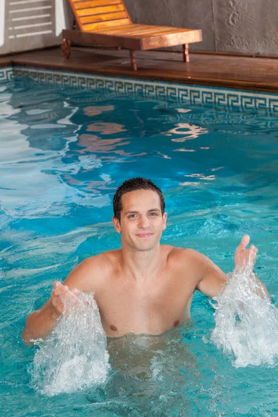 Hombre nadando dentro de la piscina — Foto de Stock