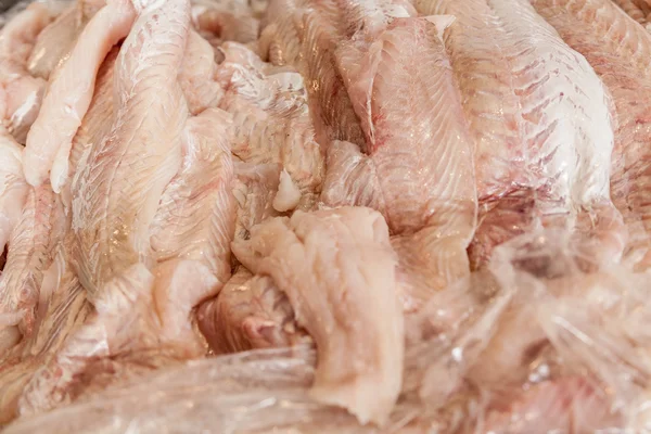 Filetto di nasello nel mercato del pesce — Foto Stock