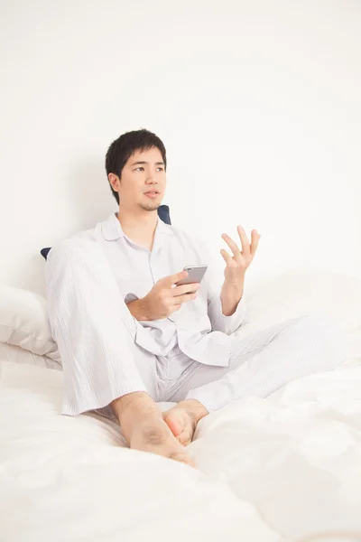 Homem asiático usando telefone celular — Fotografia de Stock