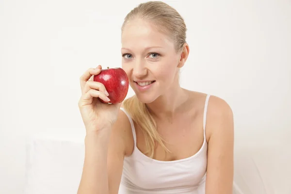 Mujer comiendo una manzana —  Fotos de Stock