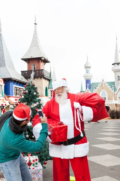 Mann fotografiert Weihnachtsmann — Stockfoto