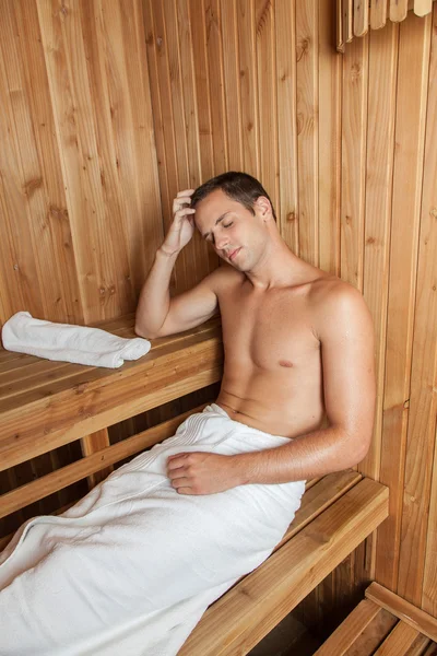 Man rust in de sauna — Stockfoto