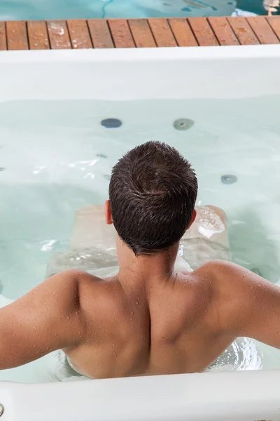 Hombre de vuelta dentro de un jacuzzi — Foto de Stock