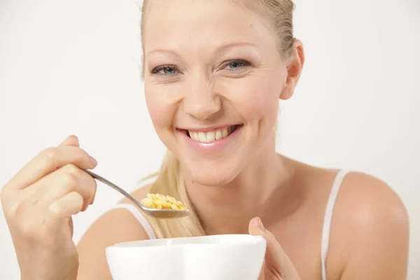 Mujer comiendo cereal —  Fotos de Stock