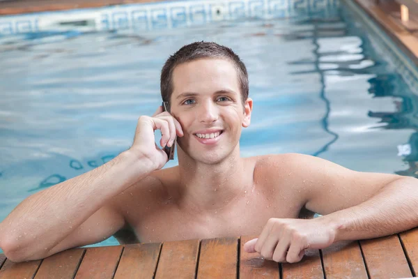 プールで携帯電話で話している人 — ストック写真