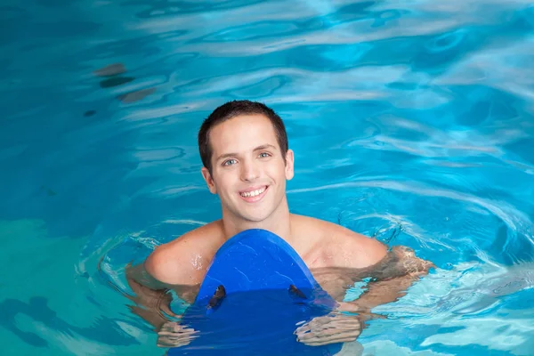 プールで泳いでる男 — ストック写真