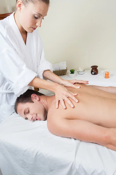 Kvinnan ge massage till mannen — Stockfoto