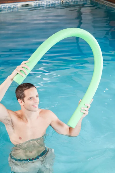 Hombre nadando dentro de la piscina — Foto de Stock