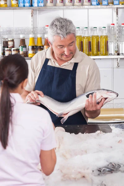 Frau kauft einen rosa Lachs — Stockfoto