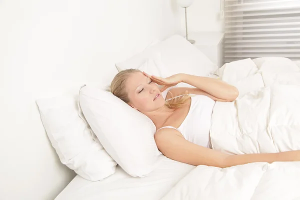 Mujer joven despertando con dolor de cabeza — Foto de Stock