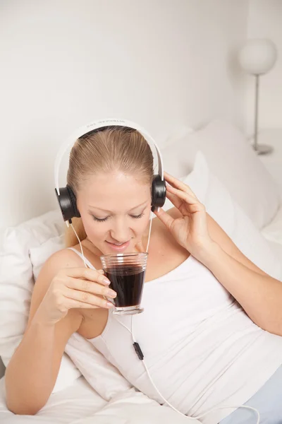 Kobieta, słuchanie muzyki i picia kawy — Zdjęcie stockowe