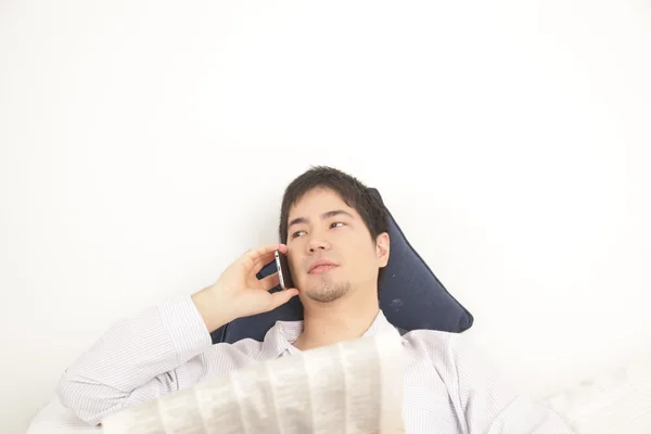 Asiático un hablando en móvil teléfono — Foto de Stock