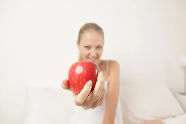 Femme montrant une pomme — Photo