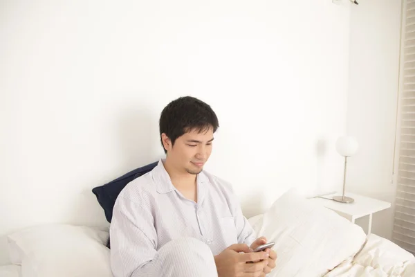 Азіатський чоловік використовує мобільний телефон — стокове фото