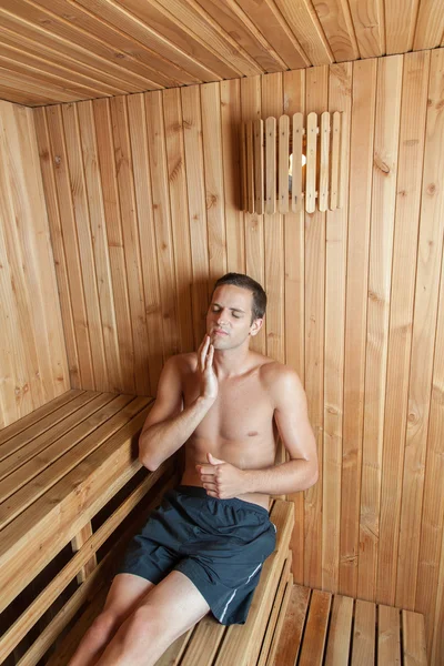 Uomo rilassato all'interno della sauna — Foto Stock