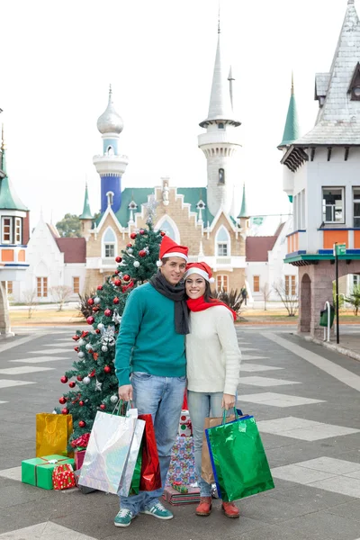 Junges Paar mit Geschenken — Stockfoto