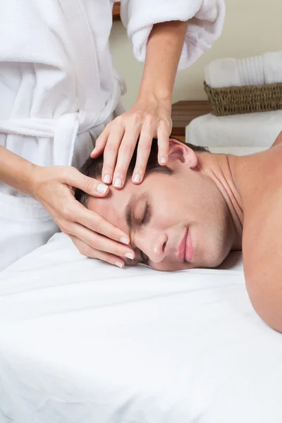 Man genieten van een massage — Stockfoto