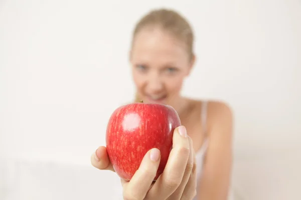 Femme montrant une pomme — Photo