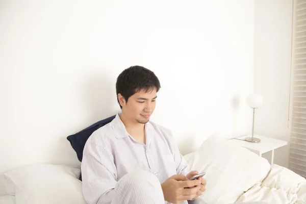 Азіатський чоловік використовує мобільний телефон — стокове фото