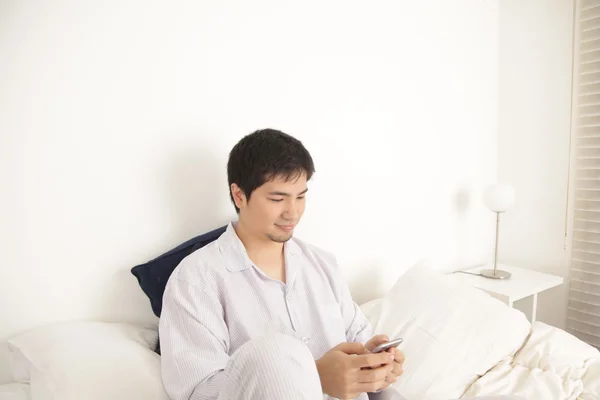 Hombre asiático usando el teléfono móvil — Foto de Stock