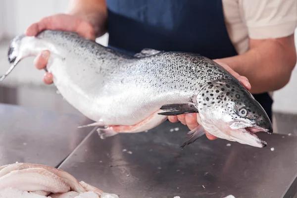 Pembe somon tutan satıcı